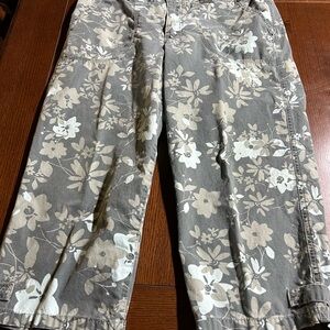 Gloria Vanderbilt Gray and Cream Floral Pants Size 12